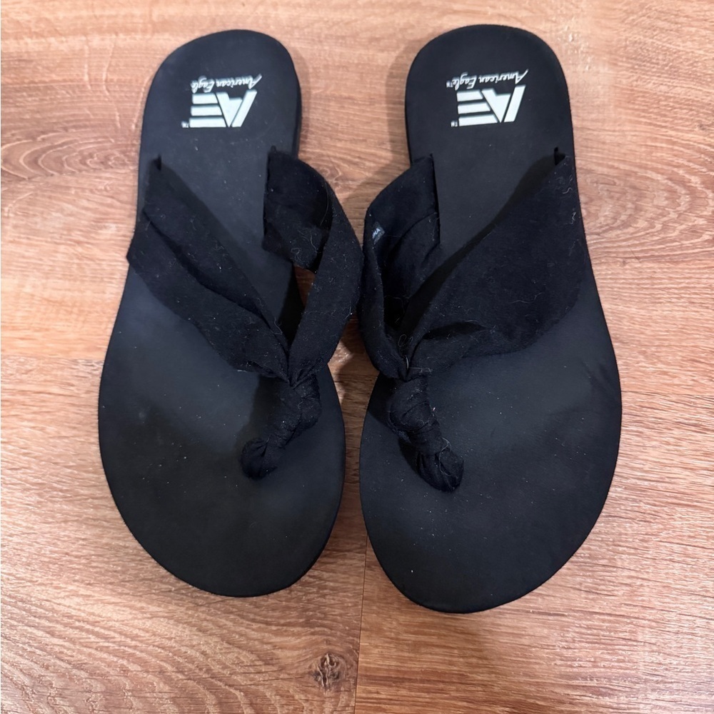 American Eagle black flip flops​​​​